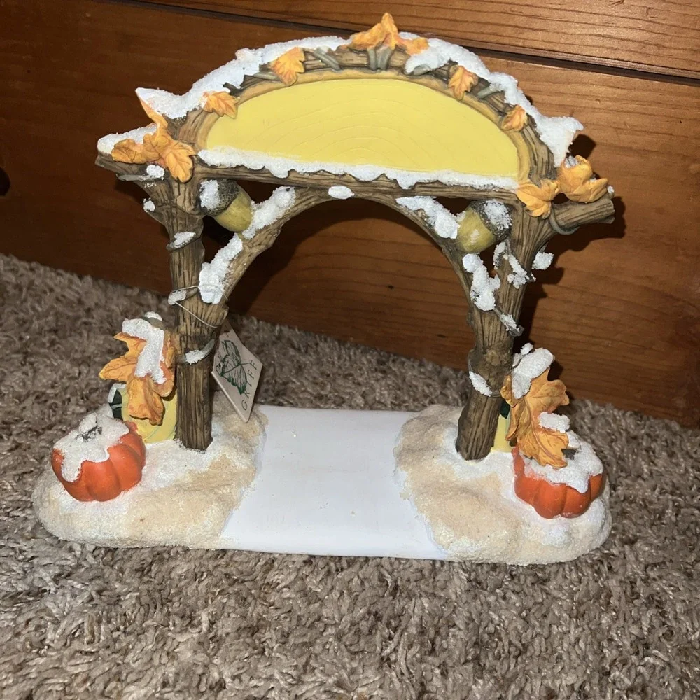 Charming‎ Tails SQUASHVILLE Est. 1994 Arch Accessory Village Sign 87533 New Tags